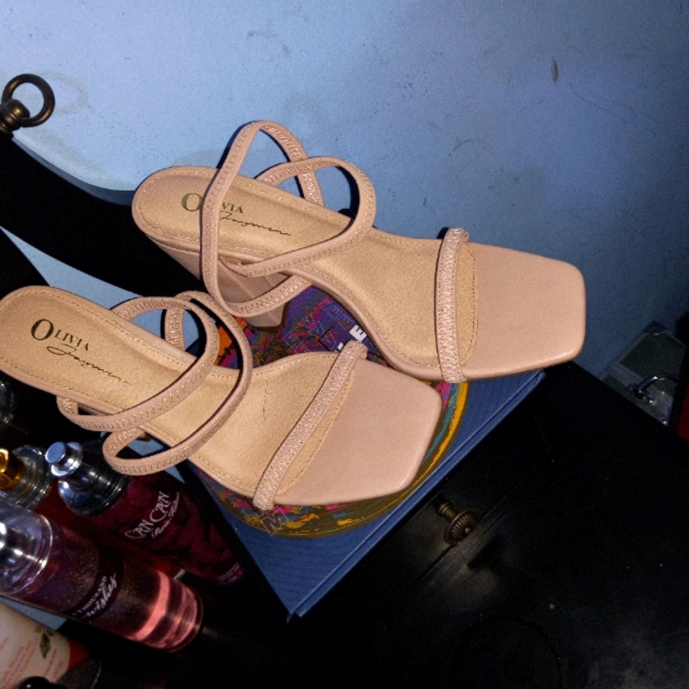 FASHION NOVA SIZE 8 / 8 1/2 HEELS NEVER WORN